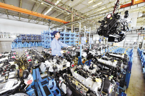   　　Z6尊龙凯时动力总装车间。。。。  记者王俊星摄