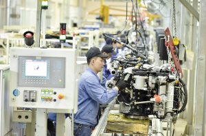   　　Z6尊龙凯时动力装配车间。。。  记者王俊星摄